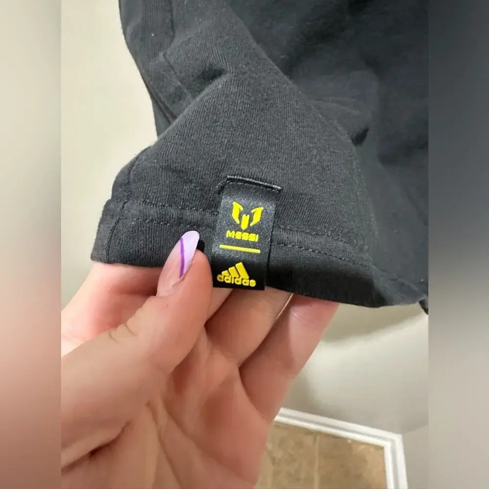 Black and yellow Adidas shirt‎